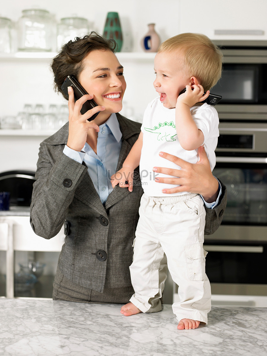 Madre E Figlio Parlano Al Cellulare JPG Immagine Gratis | Foto download su  Lovepik | 501469139