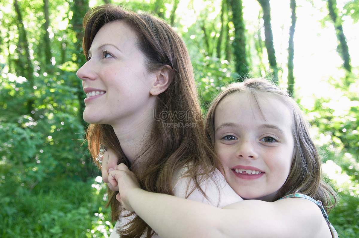 Мама изображает дочь. Картинки к дочка задаёт маме вопрос. Фото счастливая дочка с сережками.