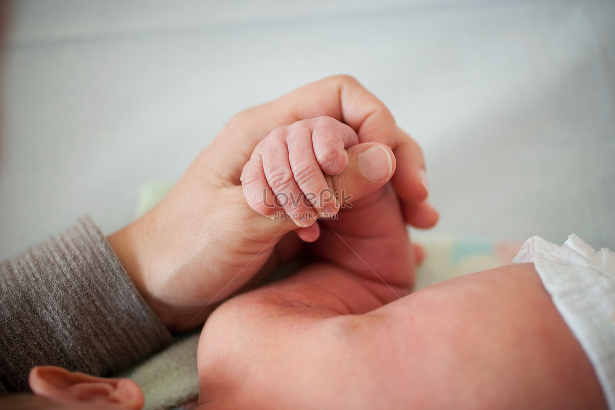 Một hình ảnh đẹp như mơ - hai bàn tay nhỏ bé nắm chặt lấy nhau. Đó là một cuộc sống mới, sự đầu tiên của con bé sơ sinh. Bức ảnh này đang đưa ta đến với một thế giới hoàn toàn mới - thế giới của tình mẫu tử và sự yêu thương.