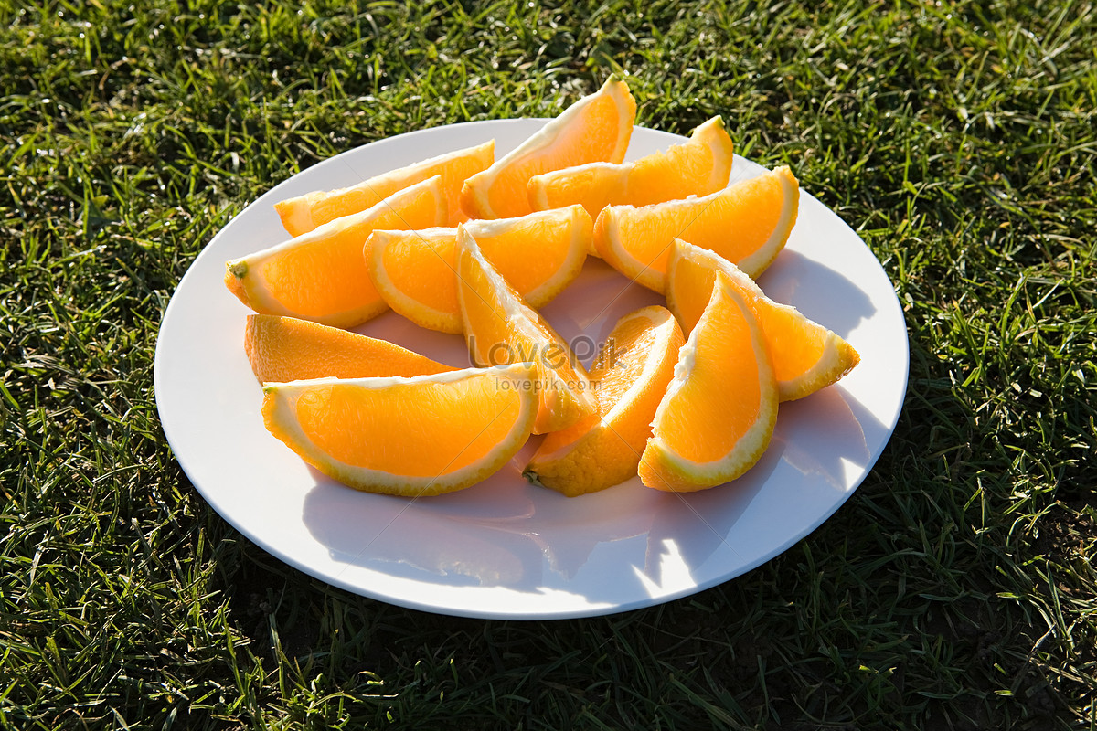Нарезанный апельсин на тарелке