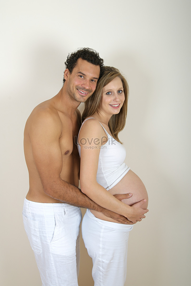Retrato De Una Pareja Embarazada Foto | Descarga Gratuita HD Imagen de Foto  - Lovepik