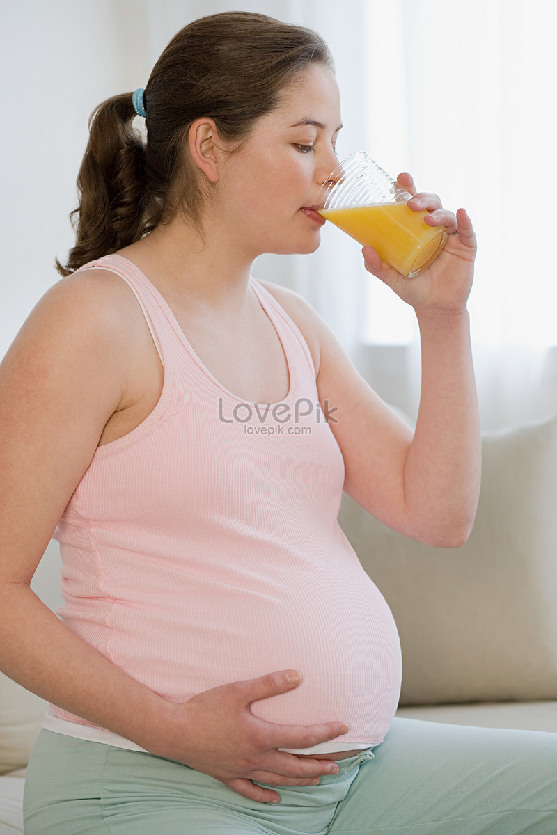 Можно ли беременным пить соки. Сок для беременных. Бремени женщина принимает. Картинки беременных и сока бока.