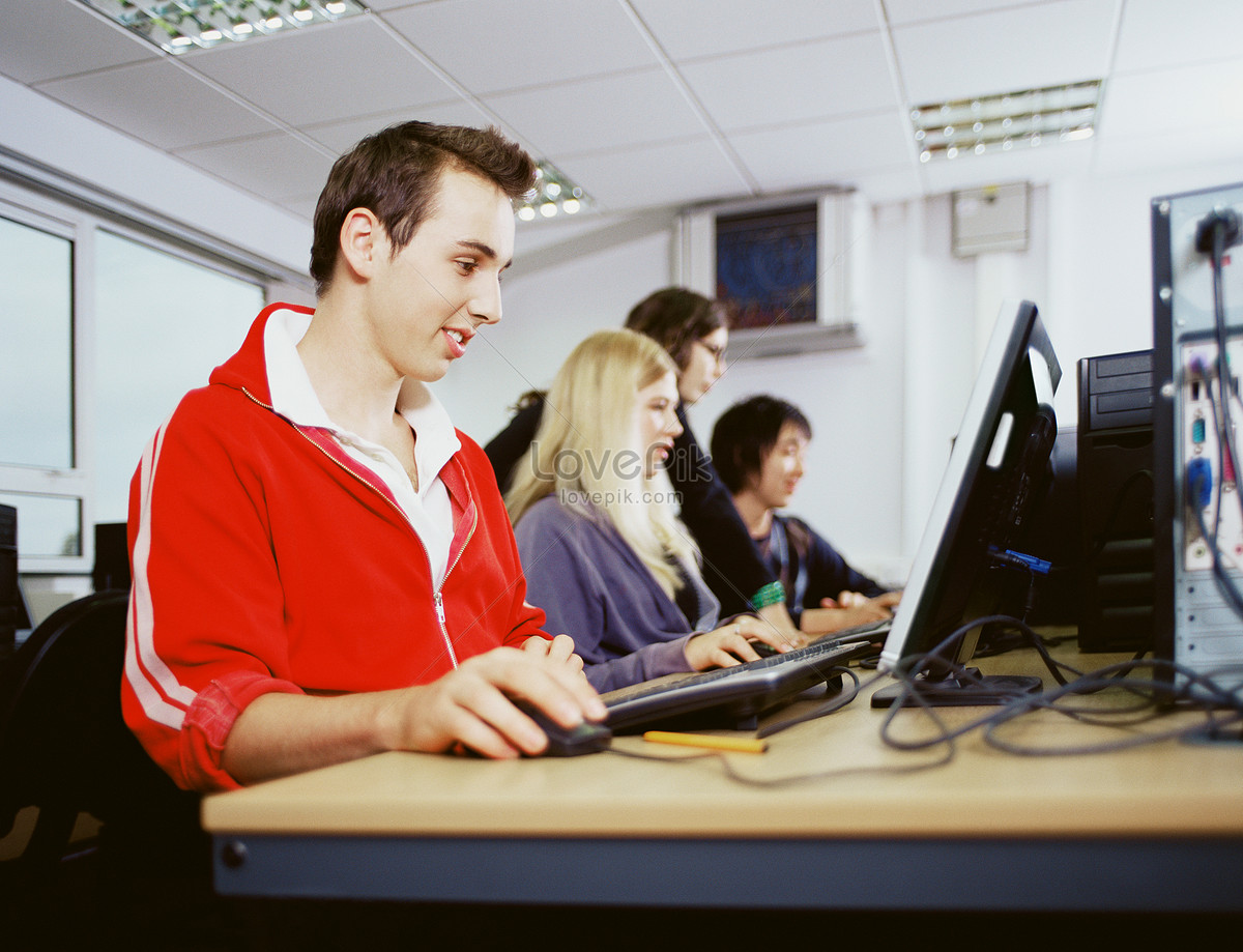 Students use computers. Компьютер kullanan ogrenci. Студенты за компьютером колледж серый стол. Профконсультант компьютером картинки. Achkili student kompyuter photo PNG.