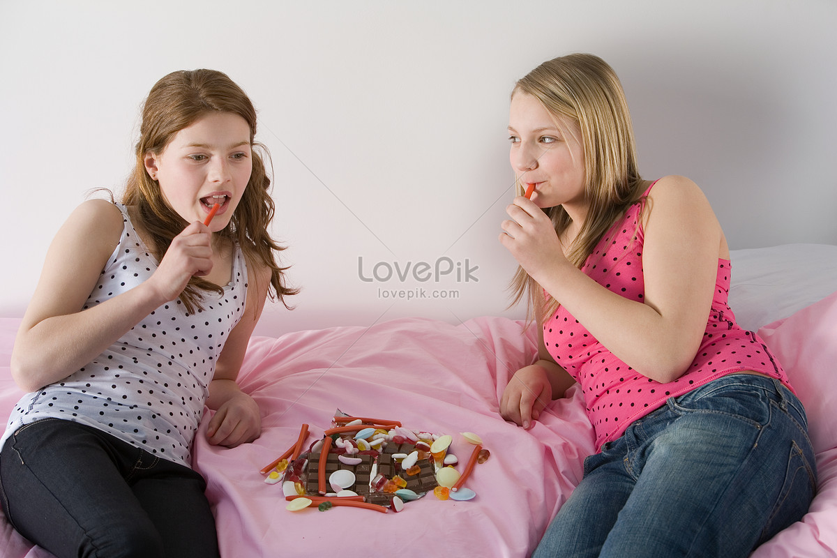 Adolescente Comiendo Dulces Foto Descarga Gratuita Hd Imagen De Foto Lovepik 
