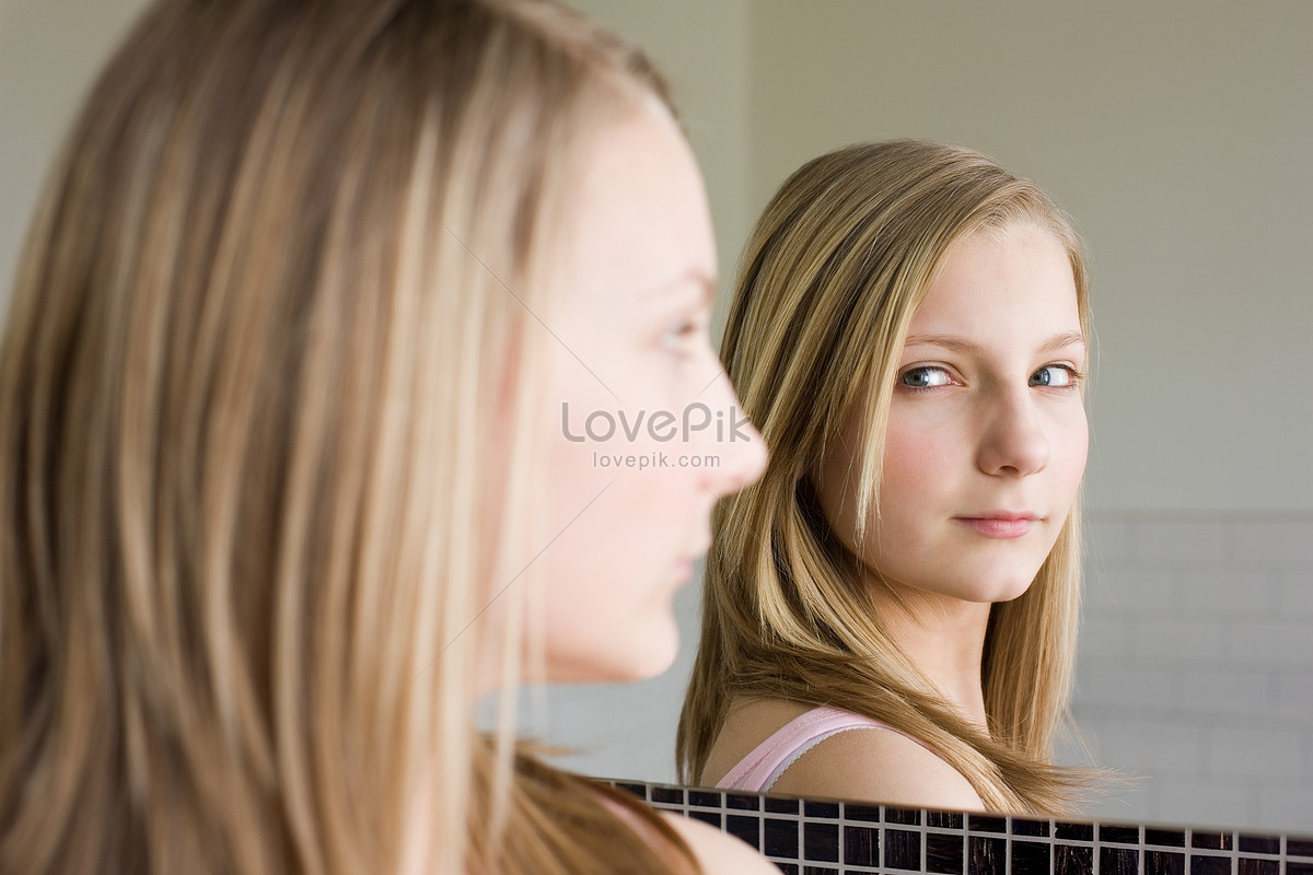 Meninas Olhando No Espelho Imagem Grátis_Foto Número 501501397_JPG Formato  Imagem_