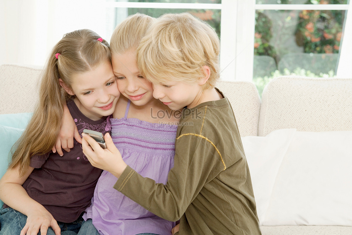 Three Kids Looking At Mobile Phone, 7 to 9 years old, close, answer HD Phot...