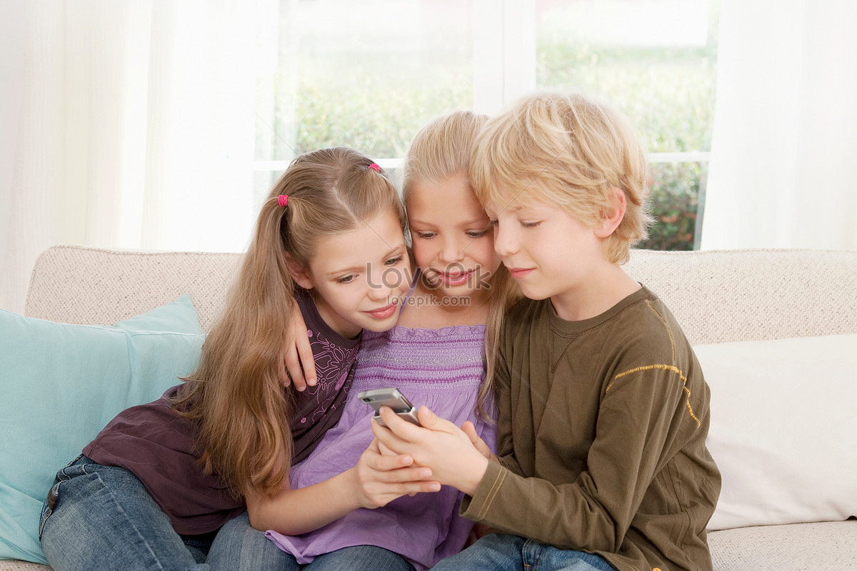 Three Kids Looking At Mobile Phone Picture And HD Photos | Free ...