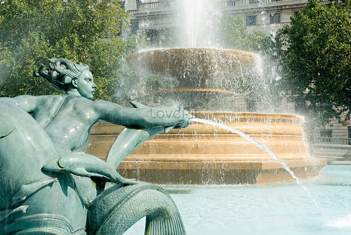 trafalgar square fountain