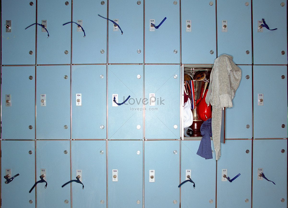 Креативные подписи шкафчиков в раздевалке на работе