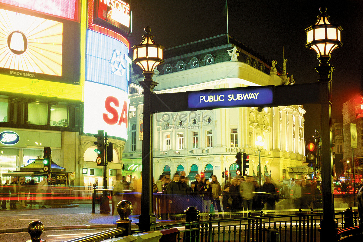 Площадь Пикадилли картина. Piccadilly Circus. Сигареты Пикадилли. Пикадилли воротник.