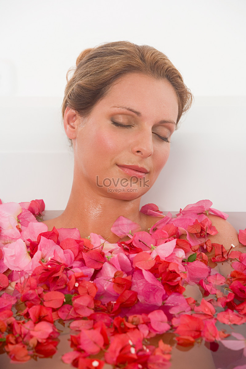 Mujer Bañándose En Pétalos Foto Descarga Gratuita Hd Imagen De Foto Lovepik 9297