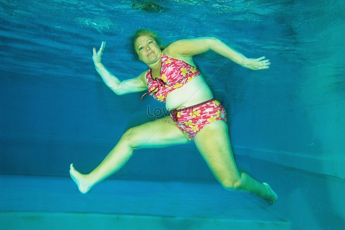 Женщина в бикини под водой