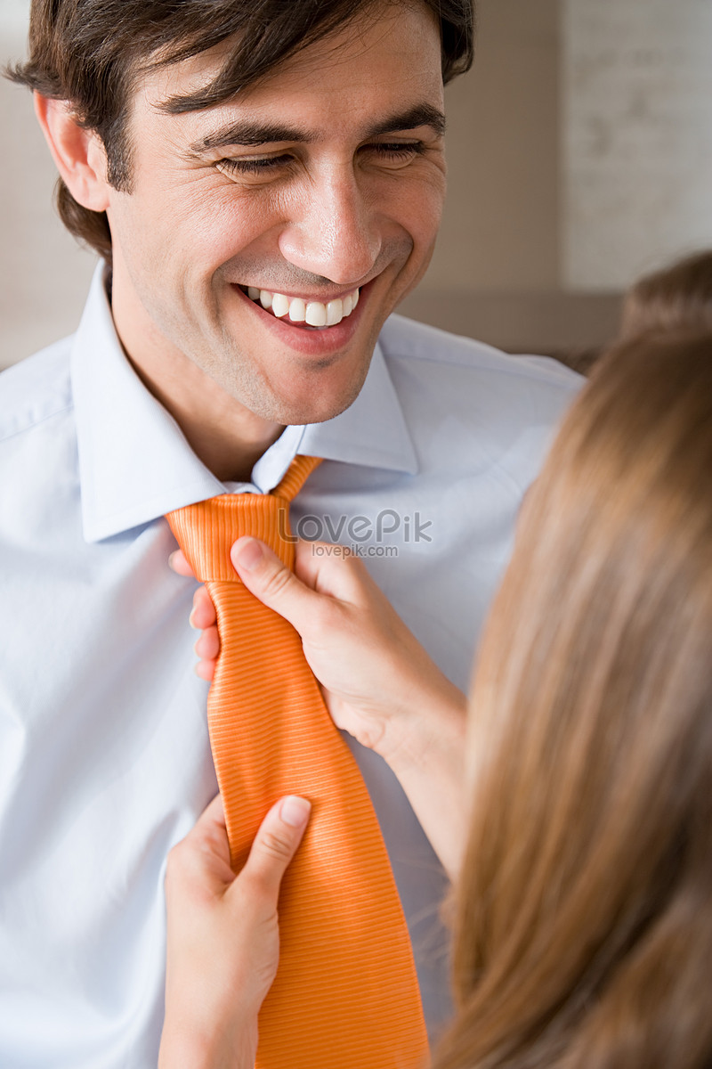Мужчина завязывает галстук
