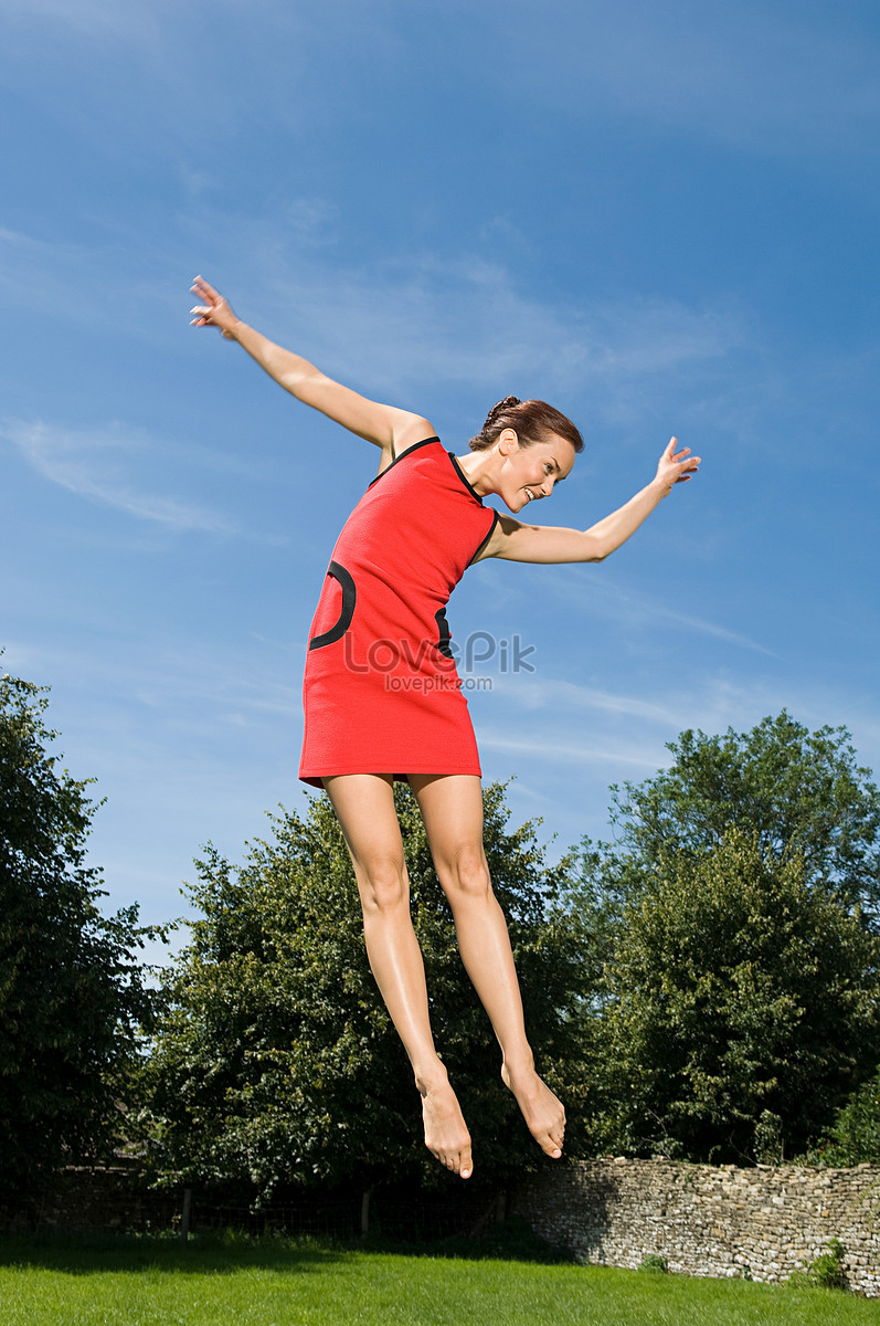 Женщина прыгает. Тонкая женщина прыгает. Женщина в прыжке фото. Прыгать на джипег.