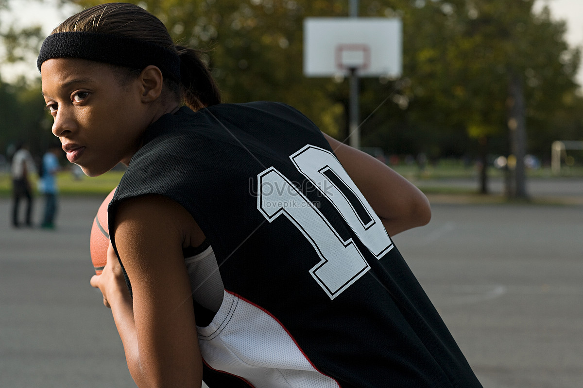 Descubrir 85 Imagen Mujer Jugando Basquetbol Abzlocalmx 0026