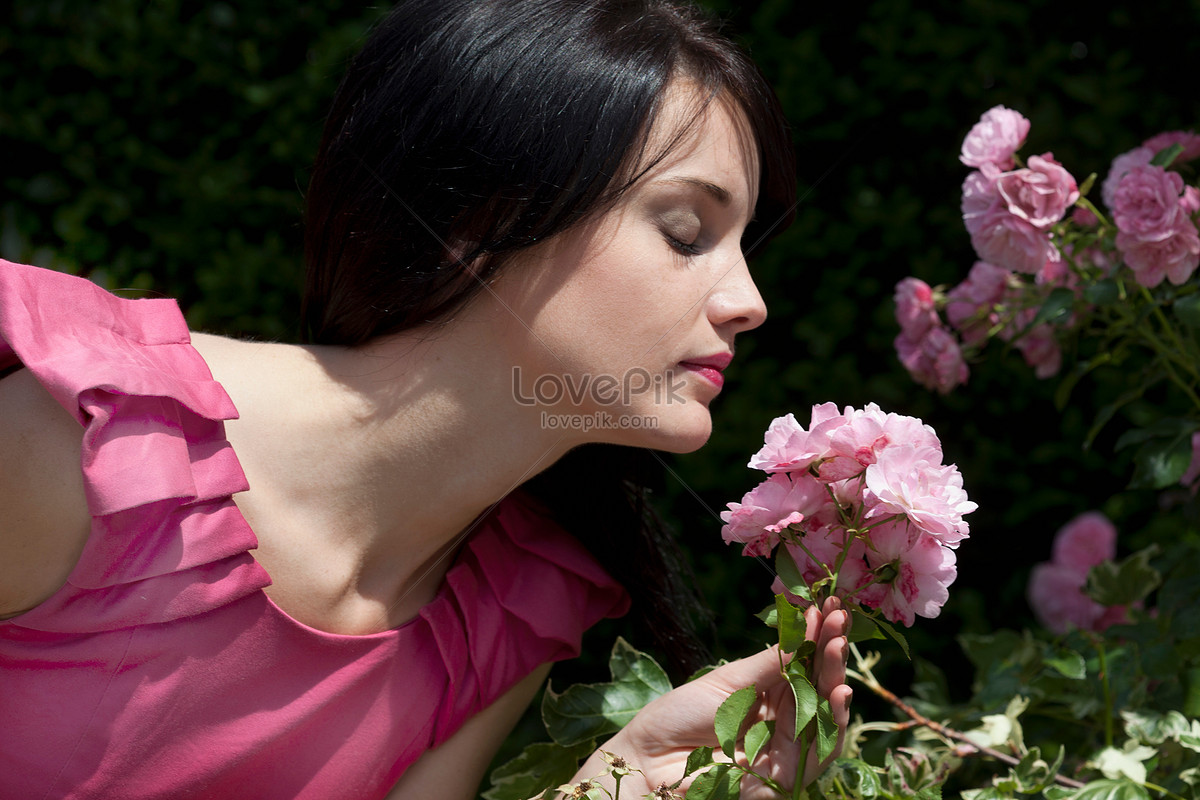 Mujer Que Huele A Flores Foto | Descarga Gratuita HD Imagen de Foto -  Lovepik