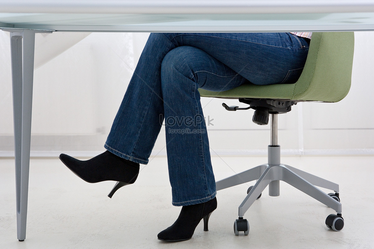 Почему вредно скрещивать ноги под столом?