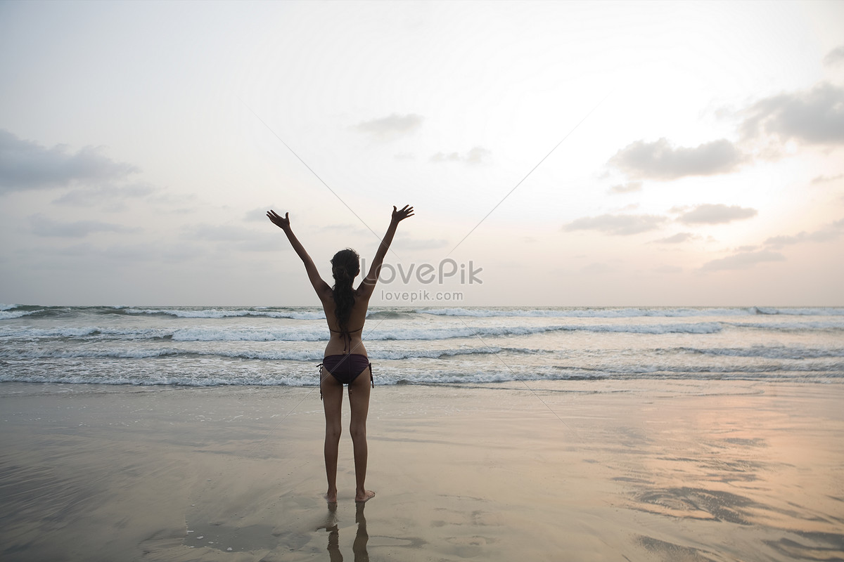 Young woman and the sea. Юные на море.