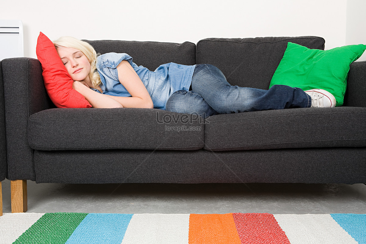 Маму на диване видео. Молодую на диване. Мама заснула на диване. Мама уснула на диване картинка.
