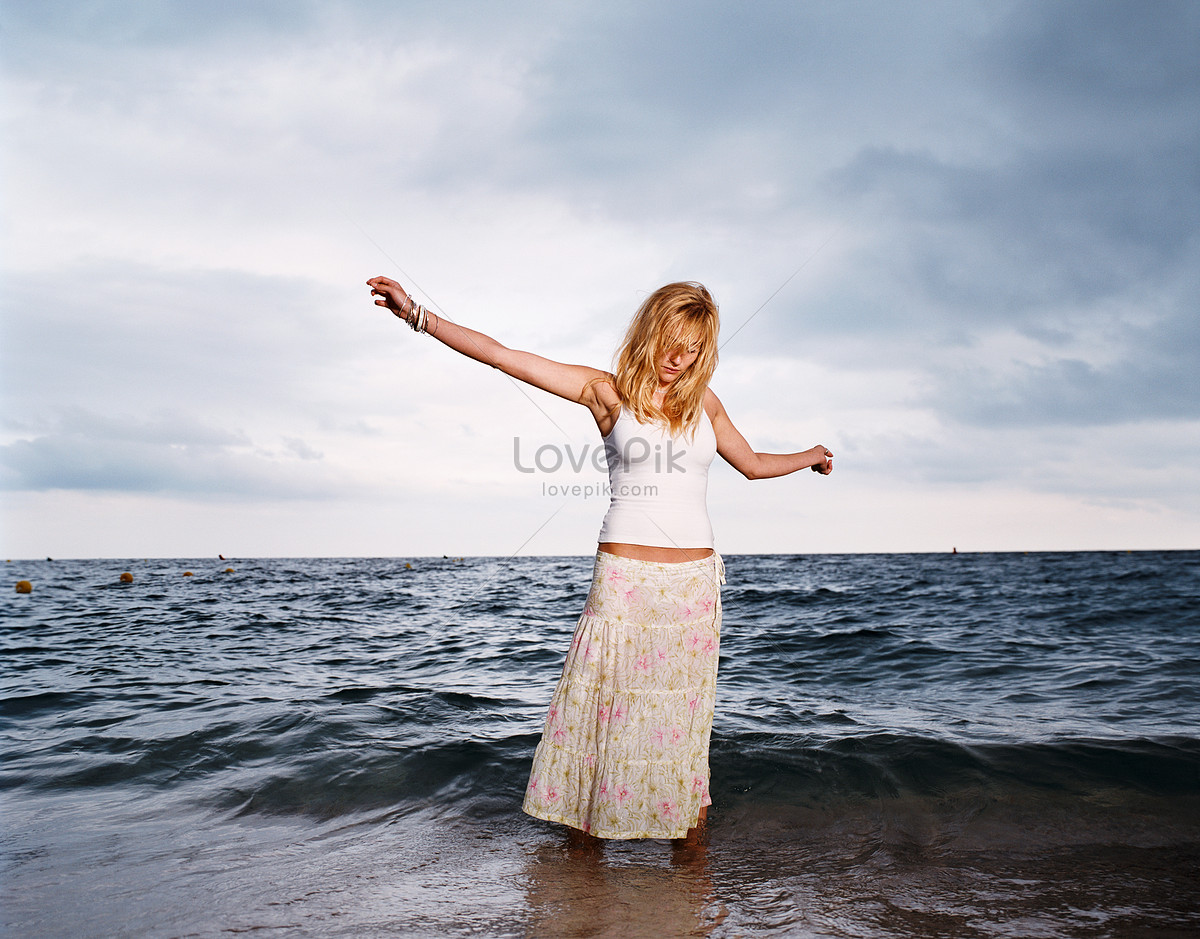 Young woman and the sea