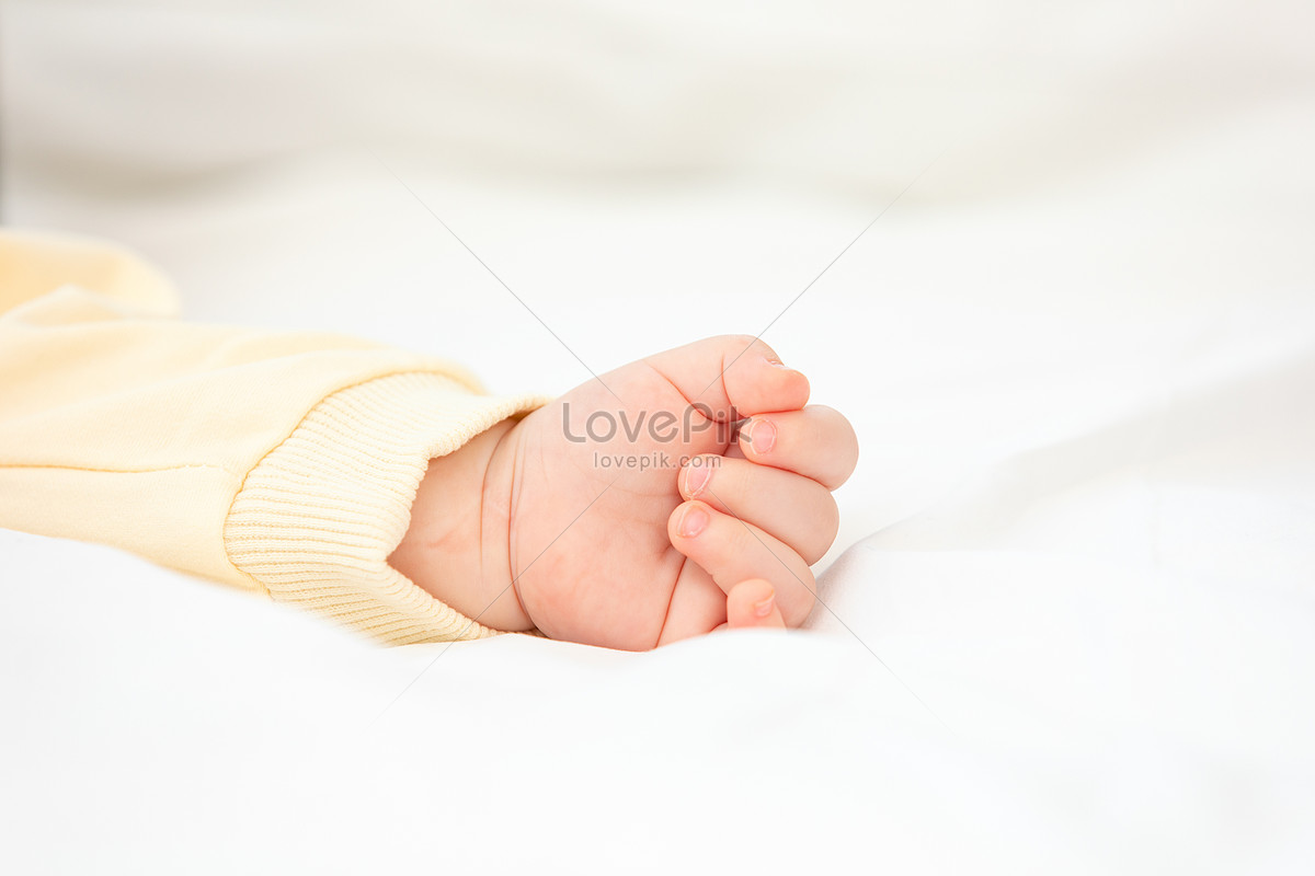 Khoảnh khắc nắm tay trao đi những thông điệp yêu thương và sự quan tâm của người lớn. Hãy xem những bức ảnh nắm tay em bé để cảm nhận được sự dễ thương và đáng yêu của những đôi bàn tay nhỏ bé.