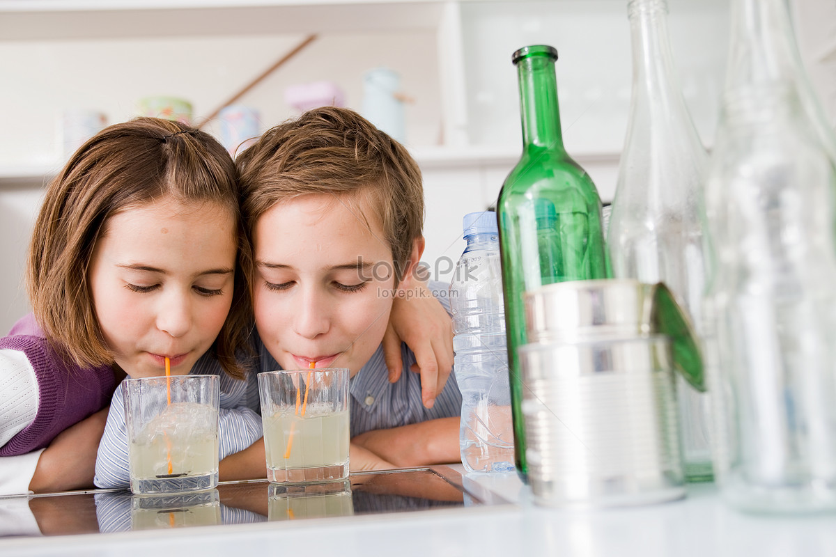 Две заставляют пить мочу. Мальчик и девочка пьют. Мальчик пьет лимонад. Дети пьют лимонад. Маленькие девочки пьют.