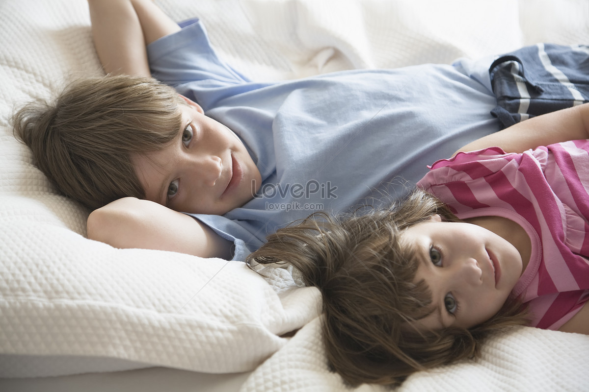 Мальчики 12 лет спят. Мальчик с девочкой в постели. Мальчик с девочкой в постельке.
