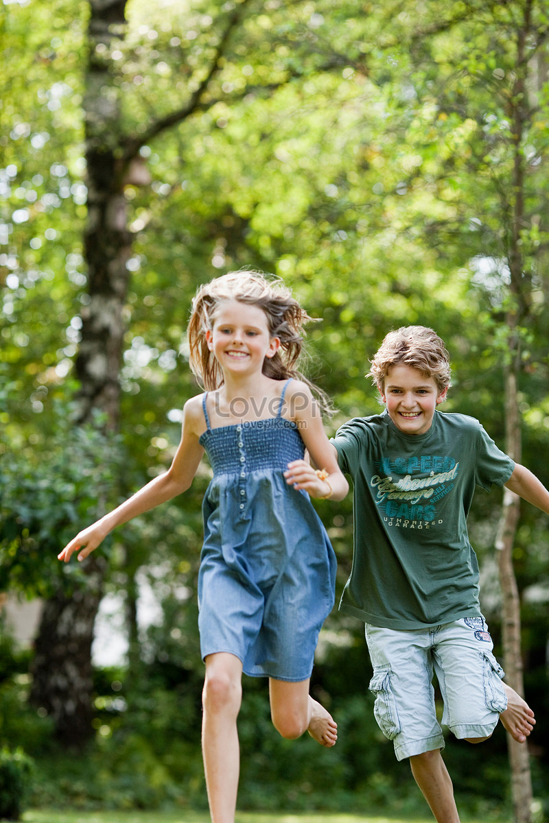 Boy Chasing Girl In Garden Picture And HD Photos | Free Download On Lovepik