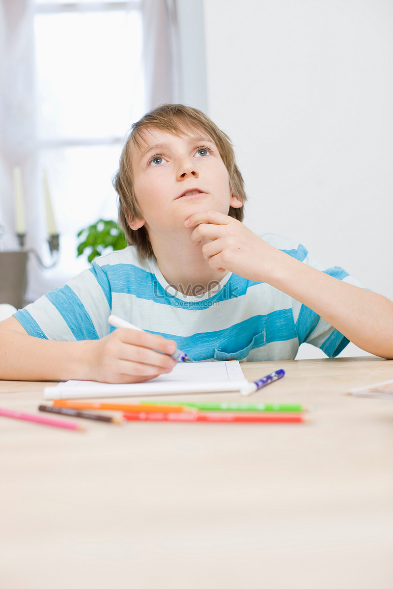 Doing his homework. Мальчик делает домашнее задание. Домашнее задание мальчик счастливый картинка. Делающий домашнюю работу мальчик заснул за столом. Фото мальчик делает домашнее задание.