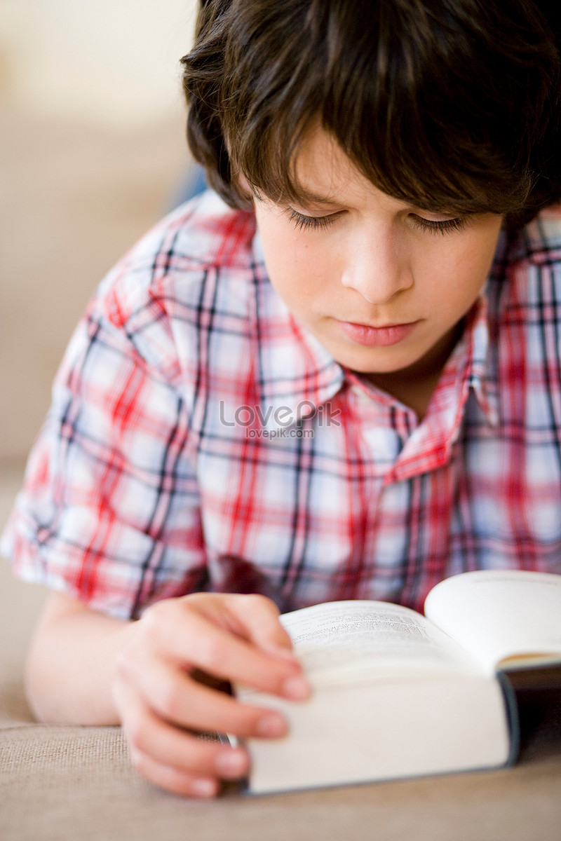 Читать мальчик 8 лет. Мальчик с книжкой фото. Чтение для мальчиков 10 - 13 лет. Мальчик с книгой на голове. Психолог подростковый фон.