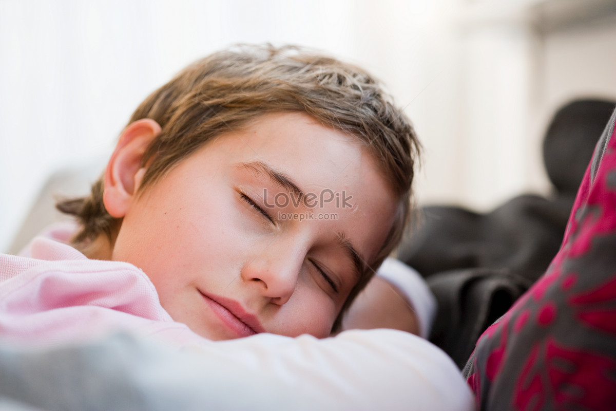 Молодые спящие мальчики. Мальчики спят с мальчиками. Девочка легла мальчику на пузико. Спящий мальчик рыжий 6 месяцев.