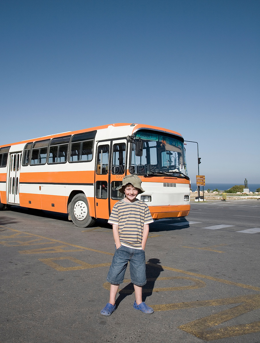 Bus boys. Мальчик в автобусе. Кенгурятник на автобус. Bus boy. Busboy.