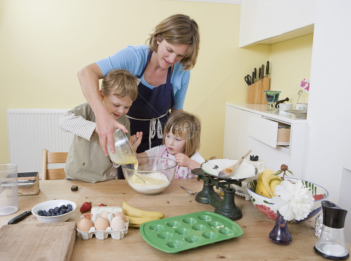 Mum make. Mum makes. Mum and girl Paint Eggs. My Mommy makes me Muffins.