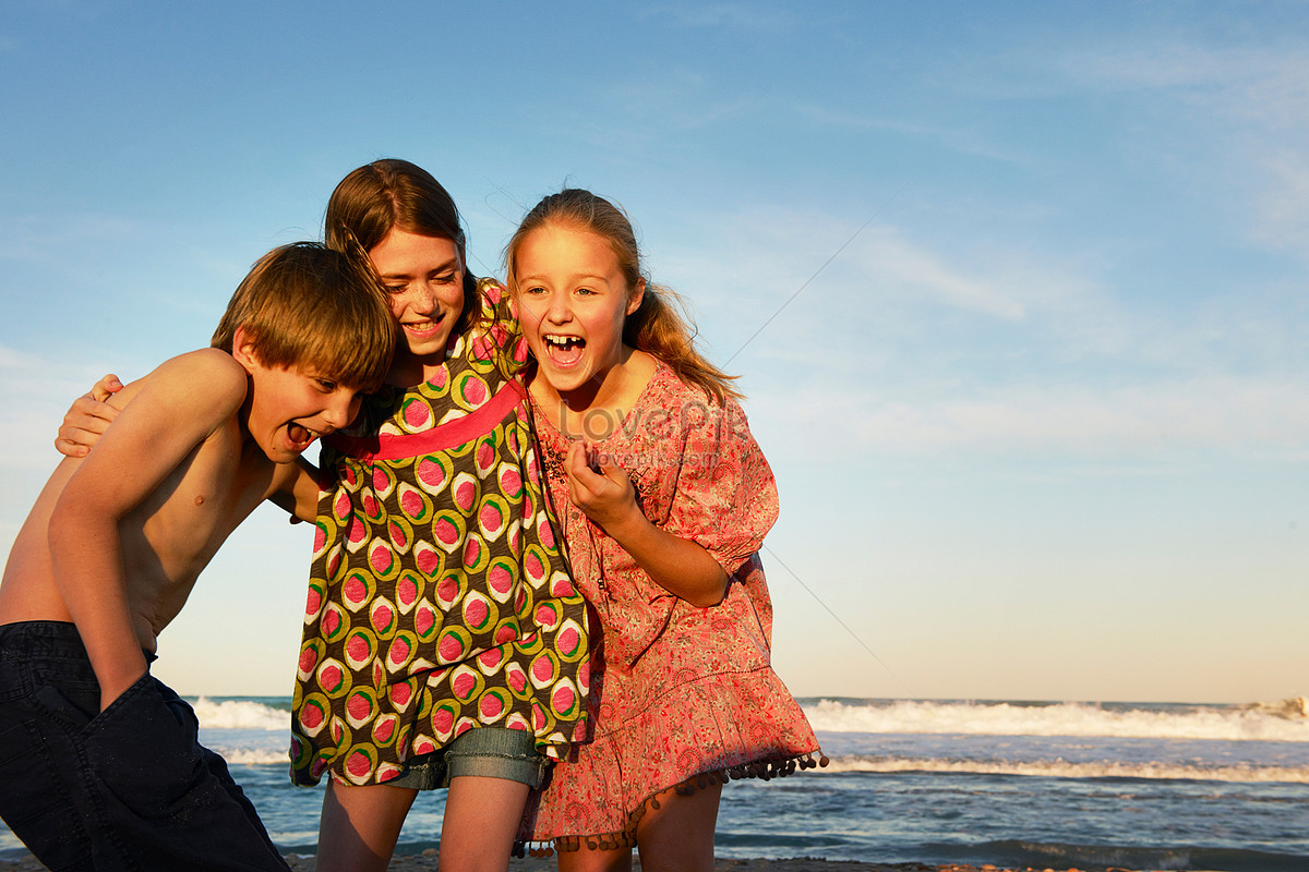 niños jugando en la playa