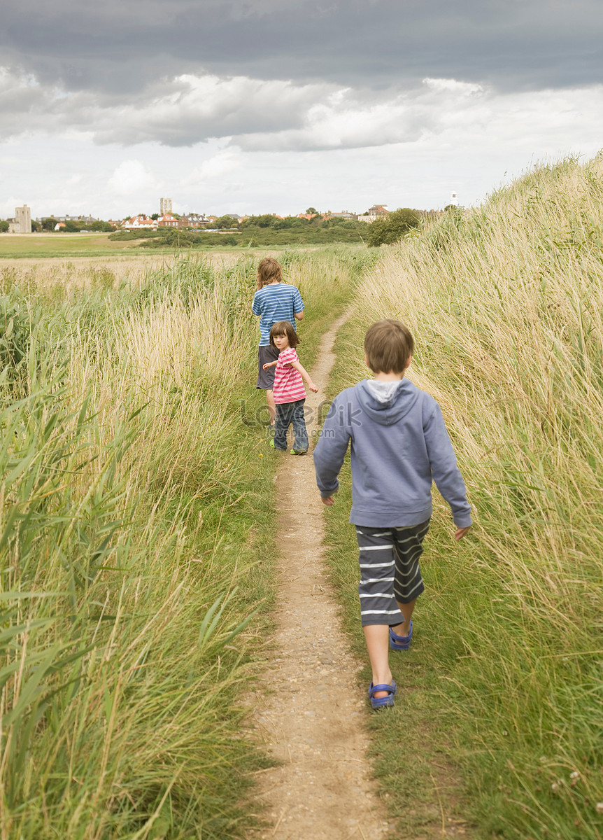 Das kind gehen. ND Play гуляем по дорожкам. The Path boy. Walk on the Path. Human Path.