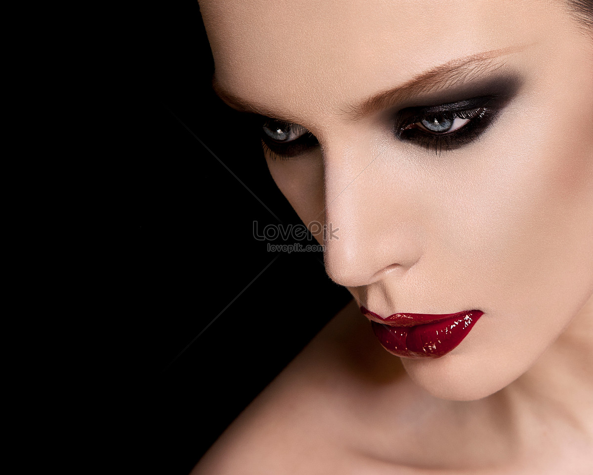 Rostro De Una Hermosa Joven Con Maquillaje Oscuro Foto | Descarga Gratuita  HD Imagen de Foto - Lovepik