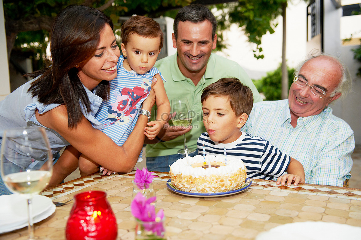 Familia Soplando Velas En El Pastel Foto | Descarga Gratuita HD Imagen de  Foto - Lovepik