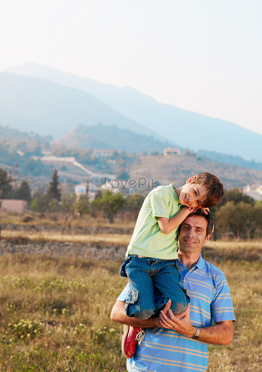 Поли отец. Полет на папе. Father carrying son Raphael. Отец 38 лет с сыном.