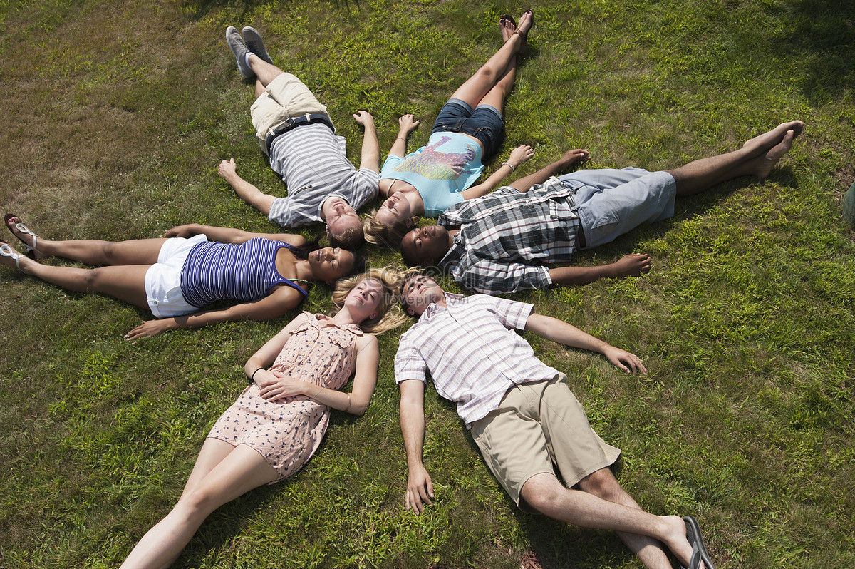 Друзья лежат на траве