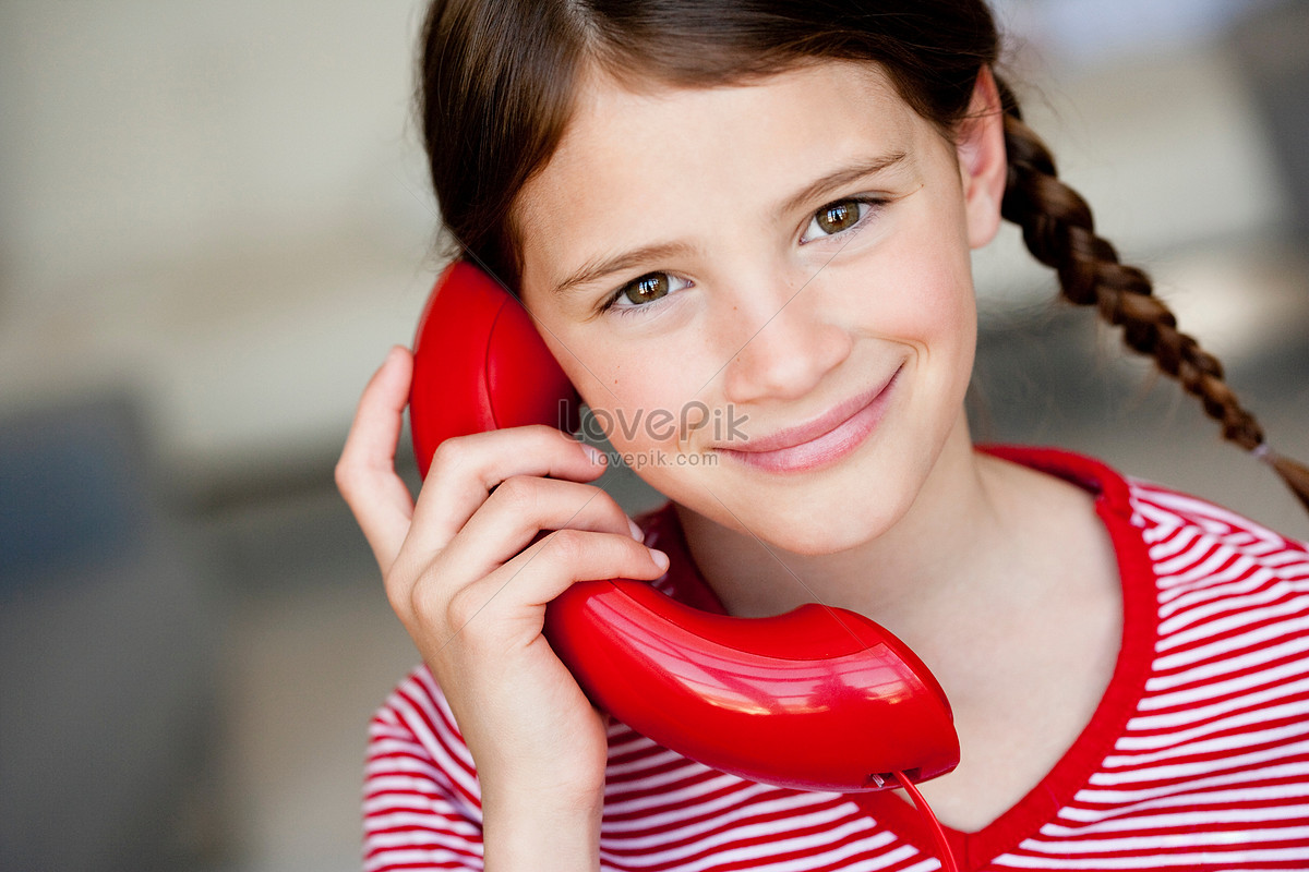 Слушать позвоните дети. Девочка говорит по телефону. Подросток разговаривает по телефону. Девочка разговаривает поттелефону. Ребенок звонит по теле.