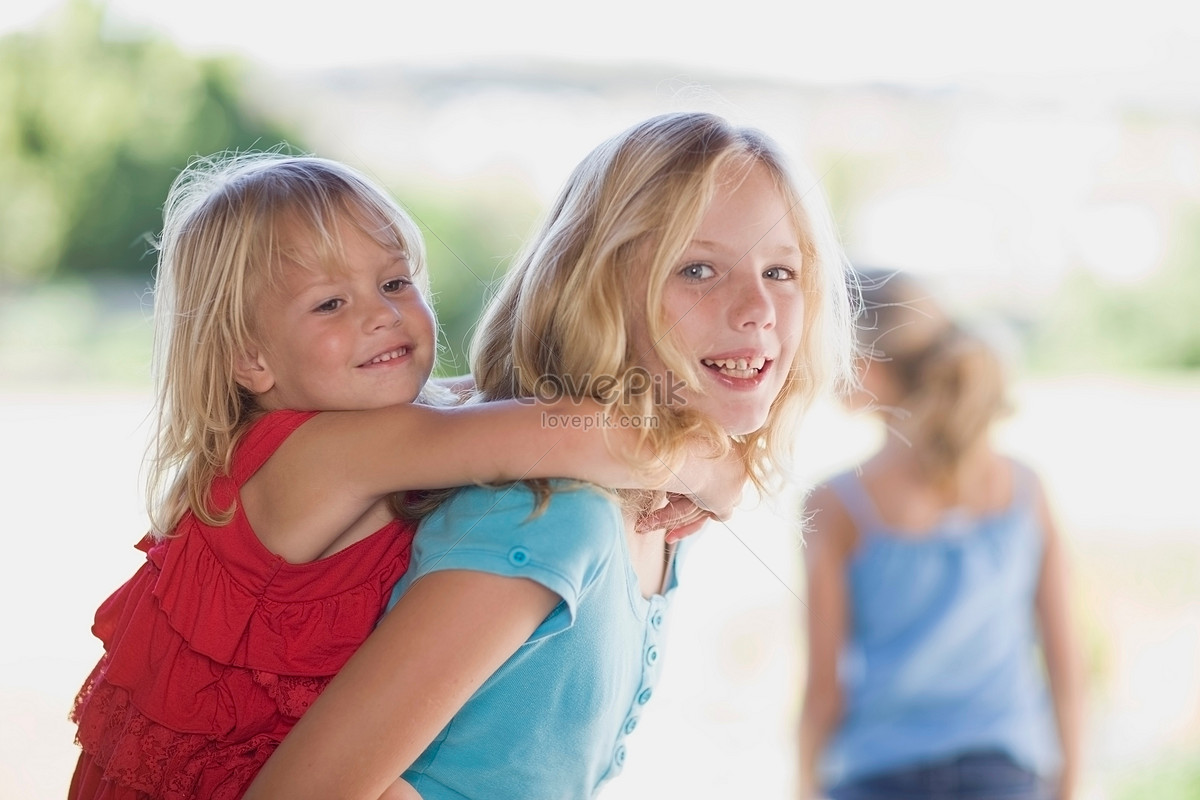 Young sister girls. Надеть сестренку или на сестренку. Девочка одела сестре кофту.