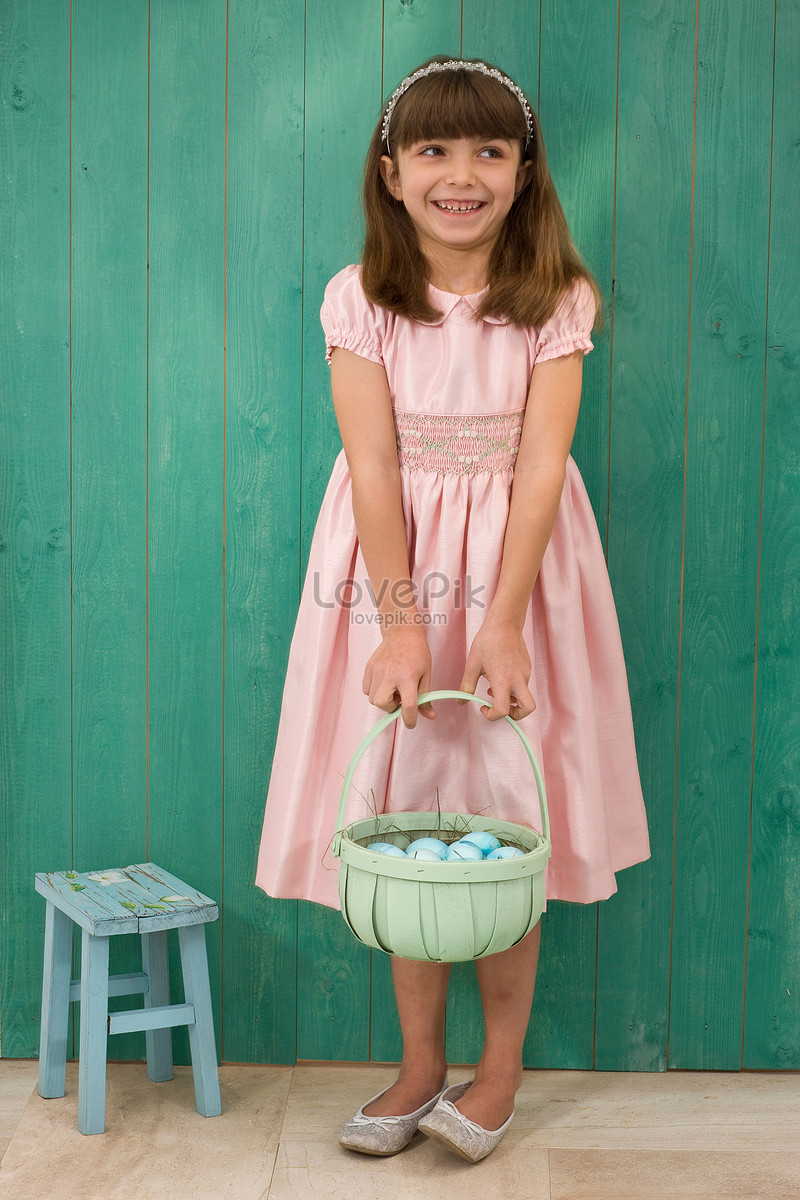 Girl Holding A Basket Picture And HD Photos | Free Download On Lovepik