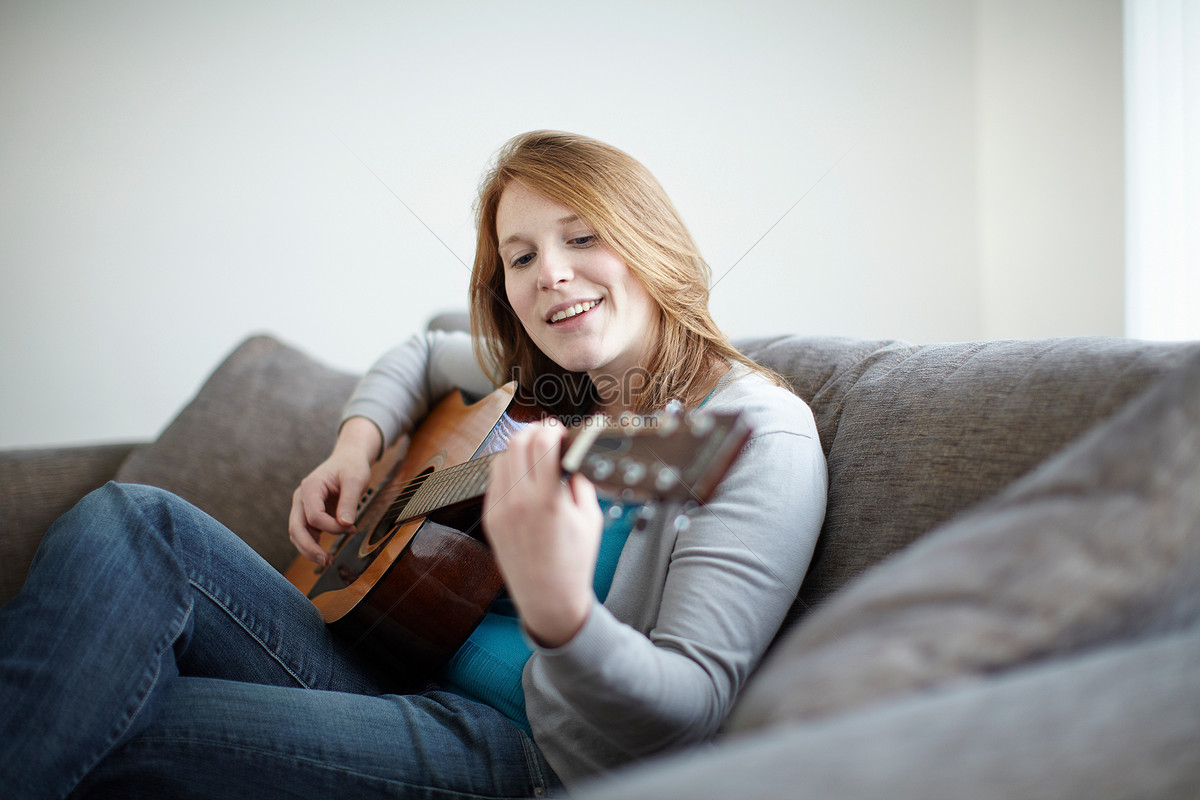 Снова одинока я сижу поет девушка. Девушка играет на гитаре фото. Девушка сидит на диване и играет на гитаре. Девушка с гитарой сидя фото. Играет на гитаре сидя на полу.