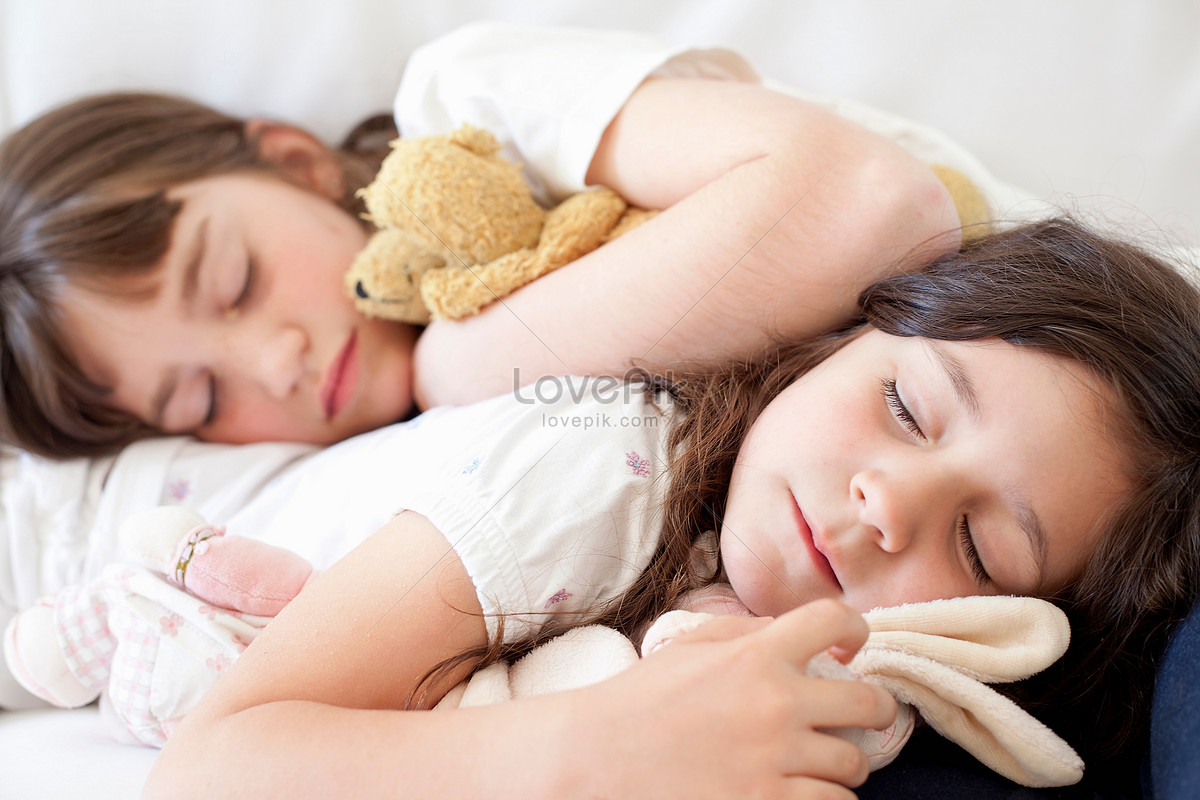 一起睡觉美丽的家庭 库存图片. 图片 包括有 男性, 拥抱, 父亲, 中止, 白种人, 女儿, 户内, 子项 - 31669933