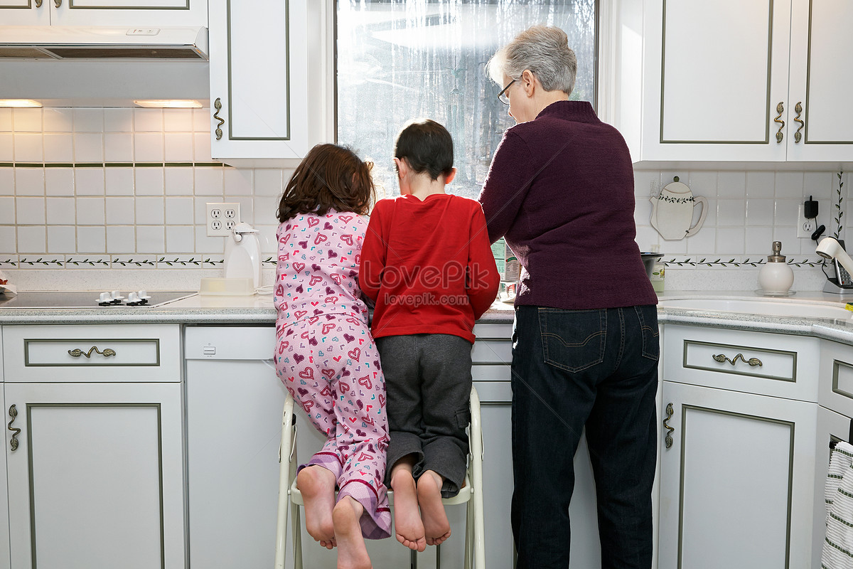 Увидел маму в трусиках. Бабушка шалит на кухне. Лесби с бабушкой на кухне. Grandmother with boy. Полненькую старуху тискают мальчики.