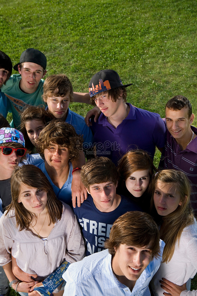 Подростки стоят. Группа подростков стоит. Фото группы подростков на природе. Подросток из Франции. Групповой портрет подростков на лавке.