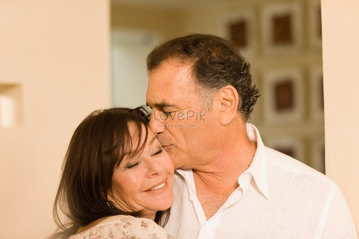 Photo de Baiser Vieux Couple, 60 à 64 ans, personnes âgées, affection Photo  images free download - Lovepik | 501512302