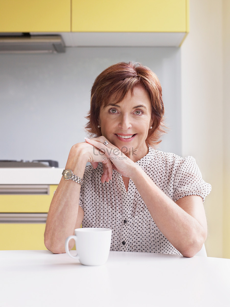 Kitchen Old Lady Portrait Picture And Hd Photos Free Download On Lovepik