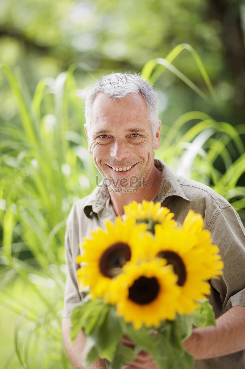 Hombre Sujetando Girasol Foto | Descarga Gratuita HD Imagen de Foto -  Lovepik