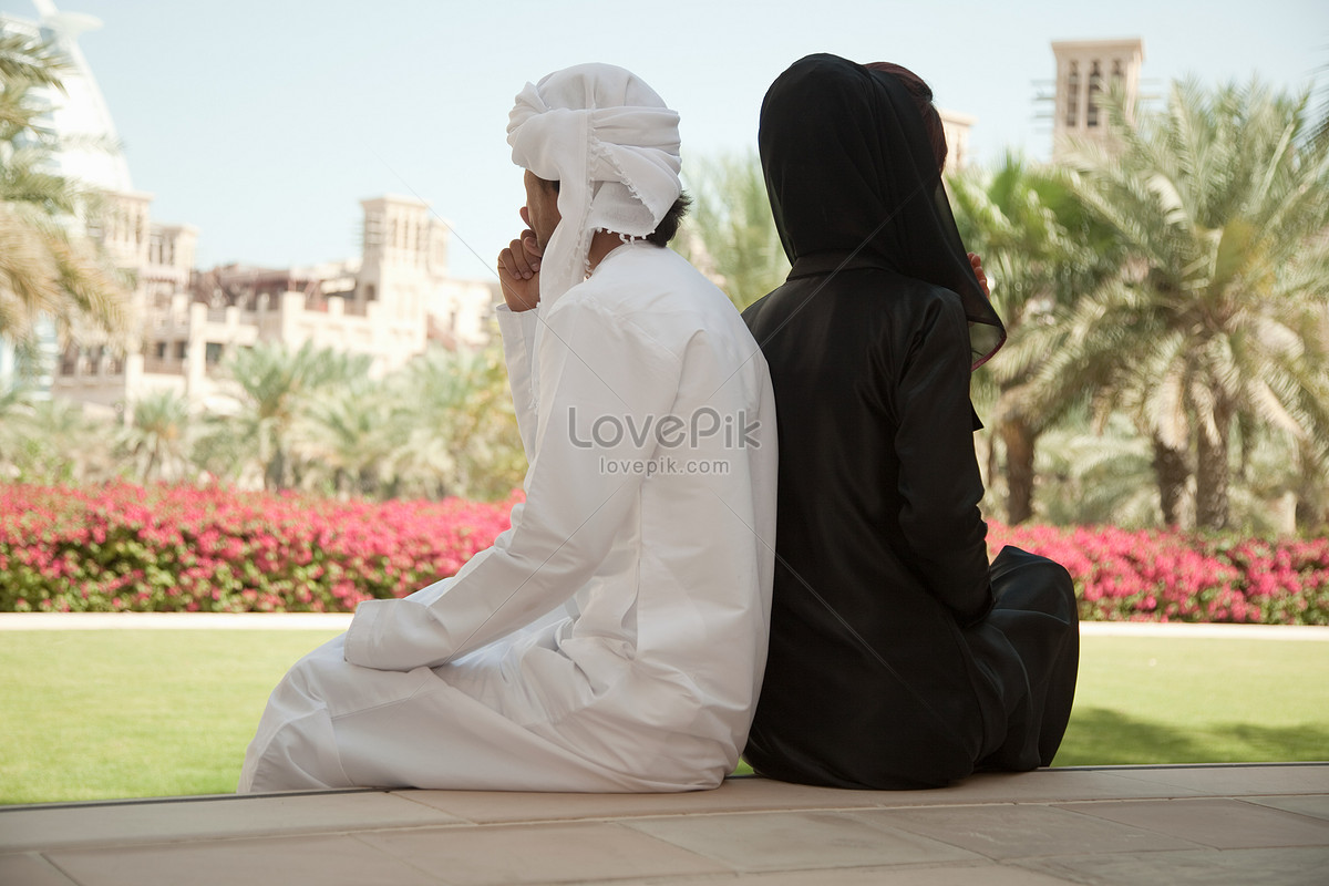 Картинка мусульманская жена. Мусульманка с мужем. Арабские женщины и мужчины. Мужчина и женщина в Исламе. Мусульманская любовь.